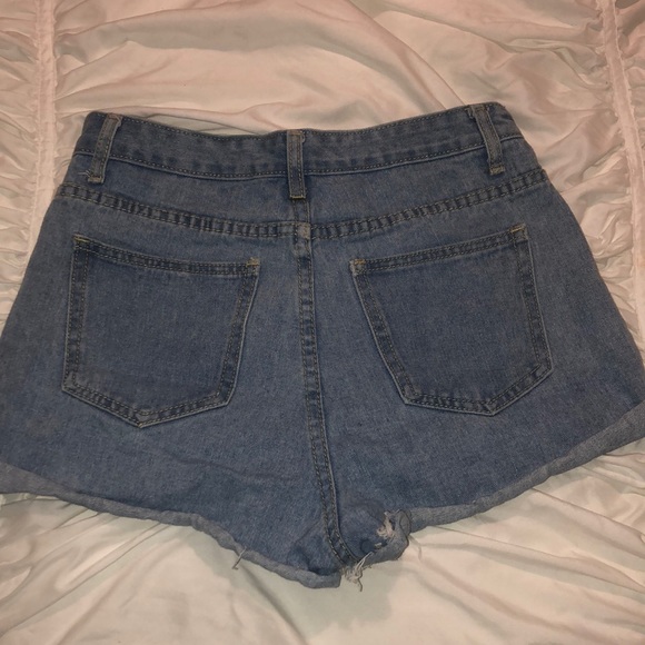 Light wash snap pocket denim shorts ! - Picture 2 of 2